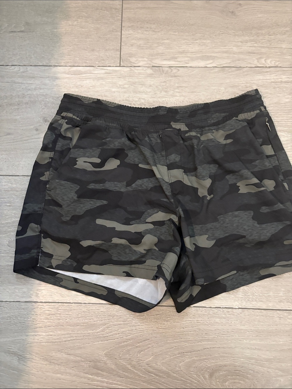 Old Navy women’s  Olive & Black Camo Athletic Shorts Size m